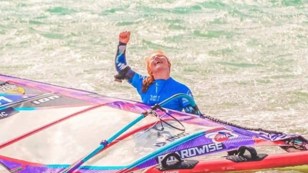 La medallista Sarah Jackson abandona Reino Unido para surfear en Tenerife