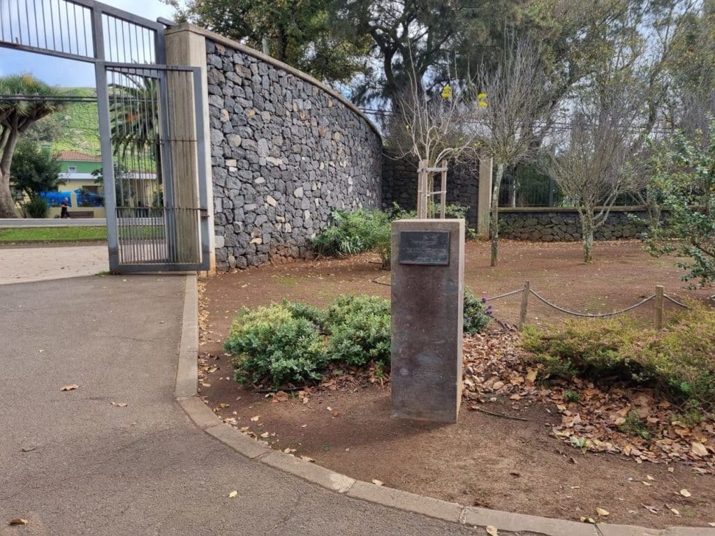El busto se encontraba situado a la entrada del parque.