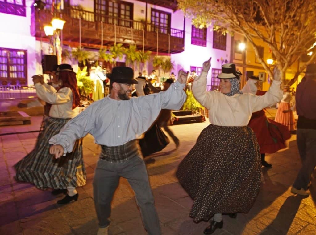 El baile de magos abre los actos de las Fiestas de San Antonio Abad en Arona