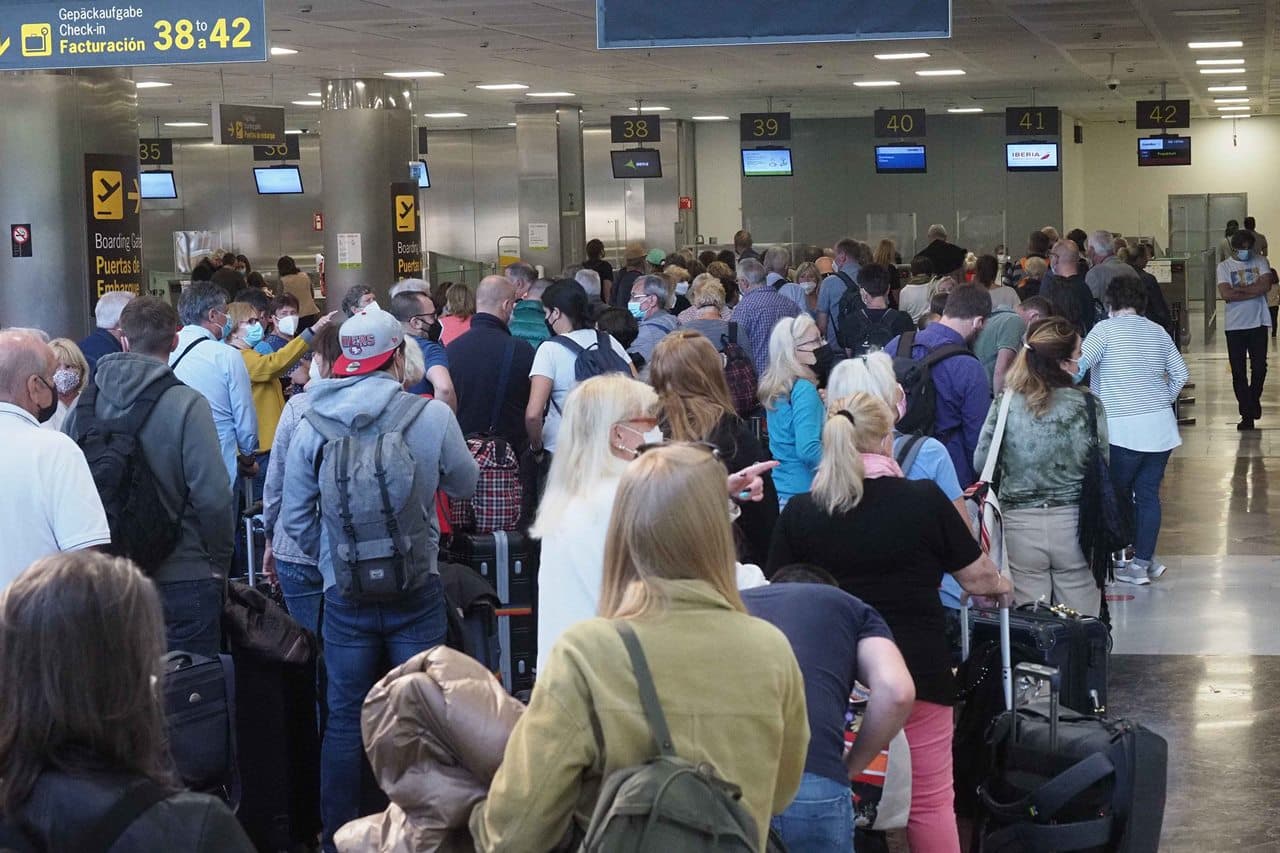 Turistas haciendo cola en el aeropuerto de Tenerife Sur.
