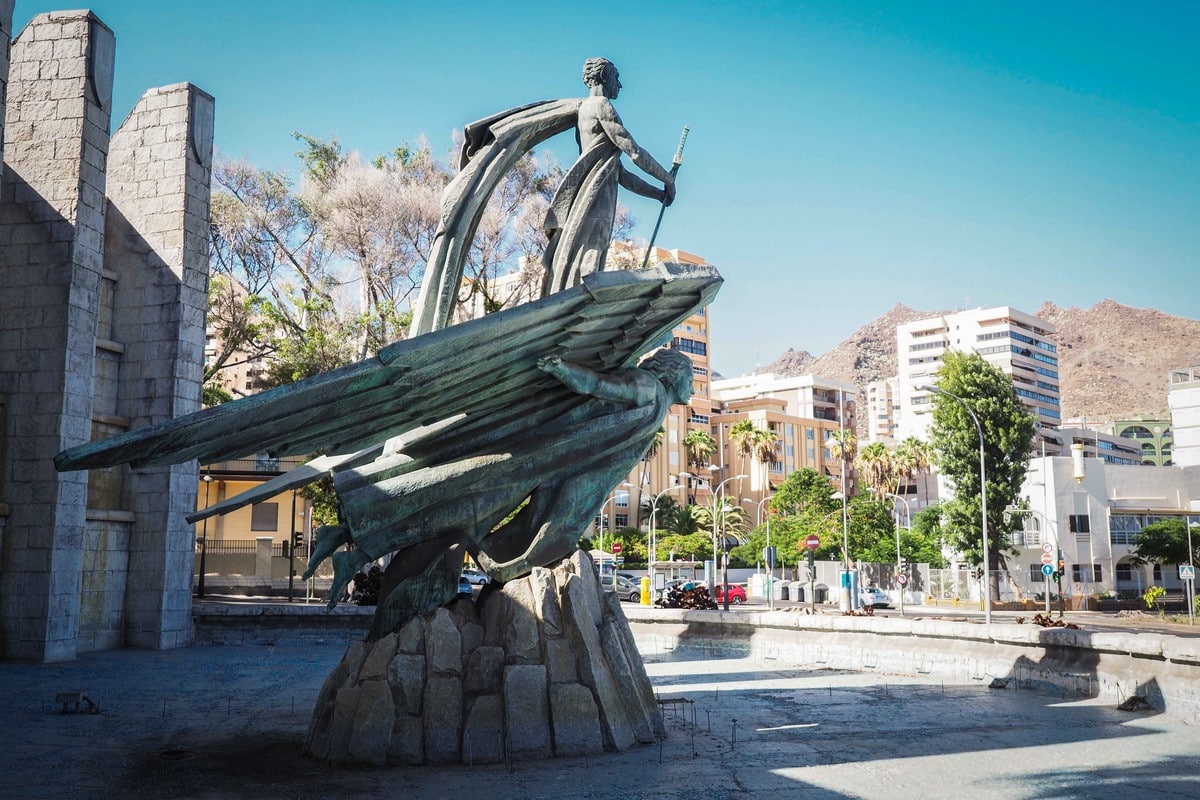El TSJC suspende cautelarmente el derribo del Monumento a Franco
