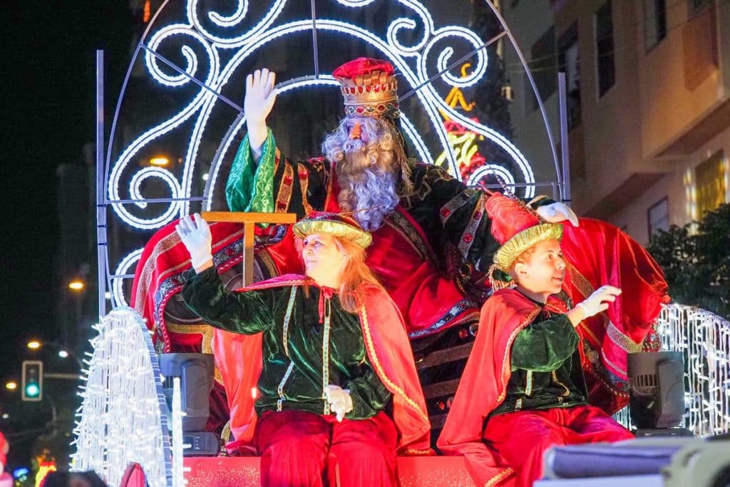 La magia de los Reyes Magos vuelve a recorrer el centro de Santa Cruz