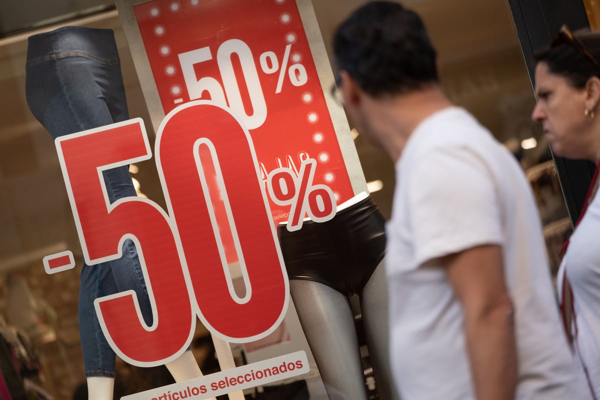 Las rebajas arrancaron con mucha gente en las calles, los comercios llenos y gran cantidad de vehículos en los accesos a las principales zonas y centros comerciales de la capital.