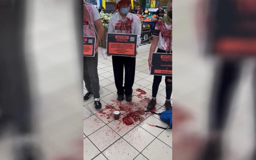 Se encadenan y tiran sangre falsa en un supermercado en Santa Cruz
