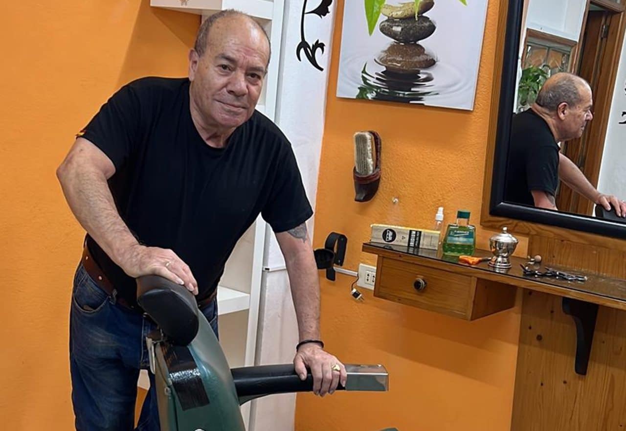 Cierra la histórica peluquería Román en La Laguna