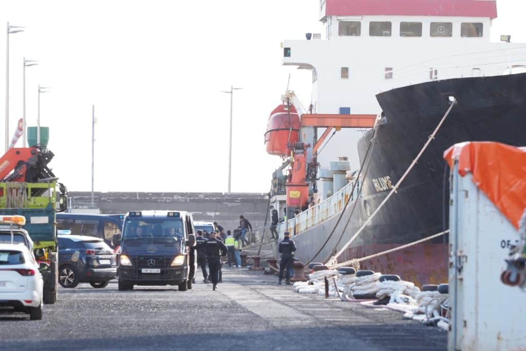 Trasladan al puerto de Tenerife un carguero y proceden a su registro por posible droga