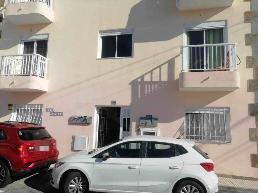 El primer asesinato machista en Tenerife ocurrió ayer en la calle José de Espronceda, en Armeñime, a las puertas del domicilio de la víctima. Sergio Méndez
