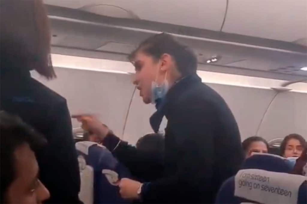 Una azafata de vuelo se enfrenta a pasajero grosero con una respuesta que ha dejado a todos sin palabras