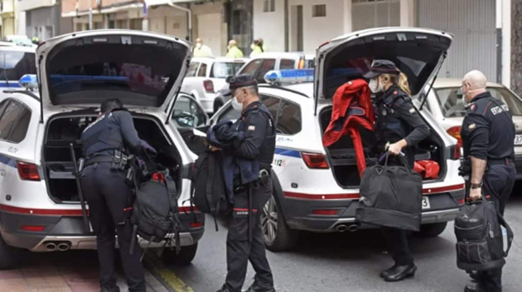 Primer intento de asesinato del año: una madre envenena a sus dos hijos y se raja el cuello