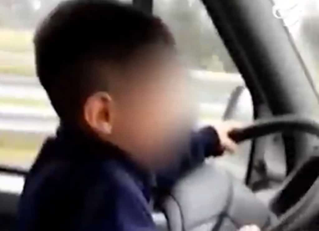 Graba a su hijo de 7 años mientras conduce por la autopista