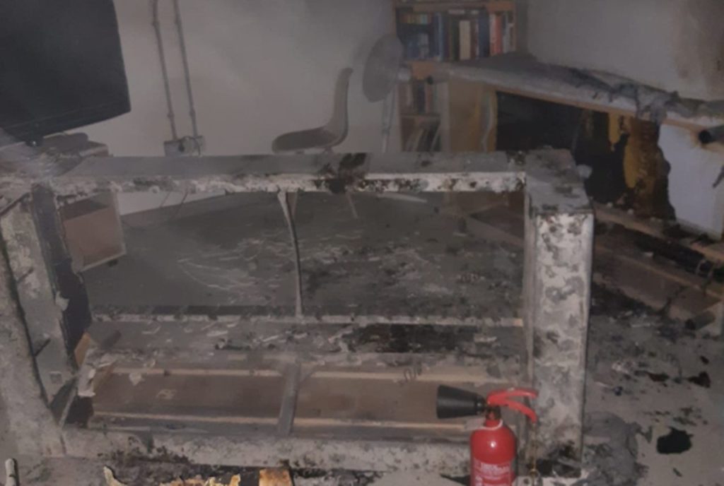 Un incendio arrasa el interior de una casa en Santa Cruz de Tenerife. Bomberos de Tenerife