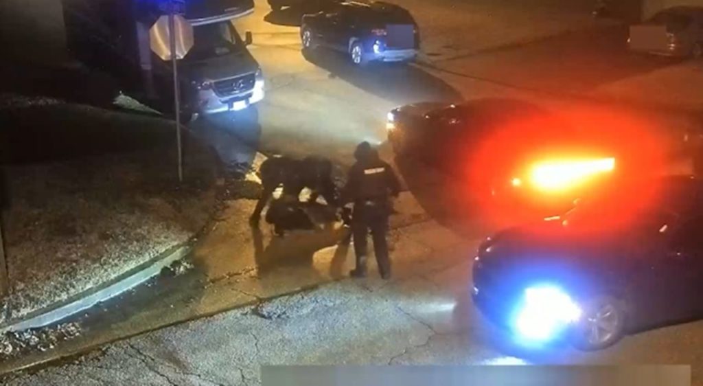 Los policías se turnaron para golpear a Tyre Nichols mientras le rociaban spray pimienta
