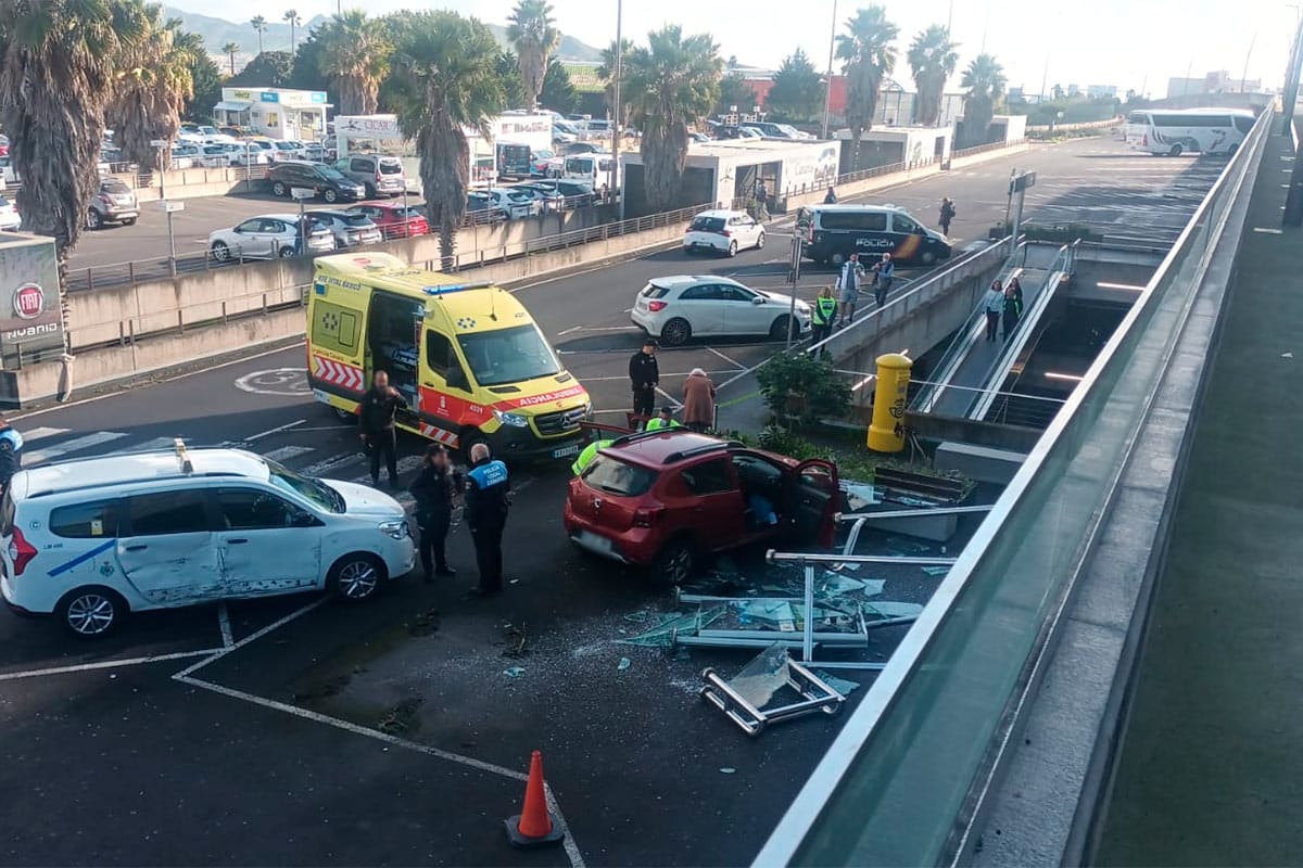 Muere un hombre tras chocar su vehículo contra un muro en el aeropuerto ...
