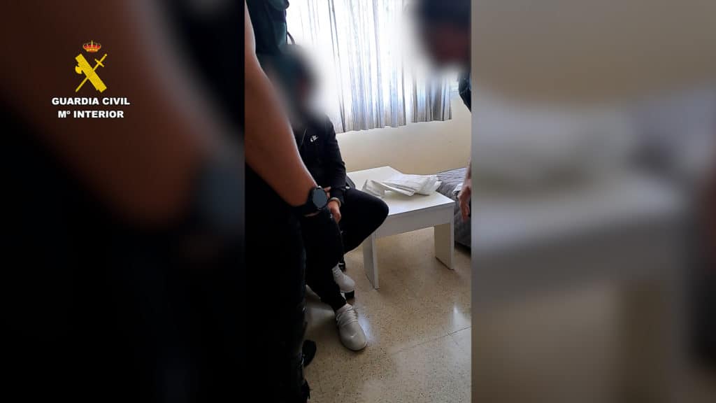 Amenaza de muerte a su mujer y se atrinchera en su casa armado con un machete