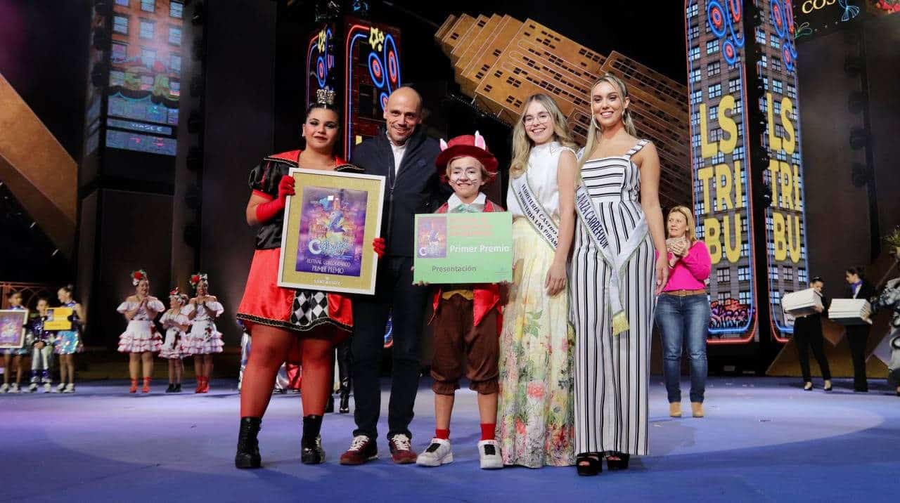El concejal de Fiestas, Alfonso Cabelló, entregó el premio a LS Tribu.