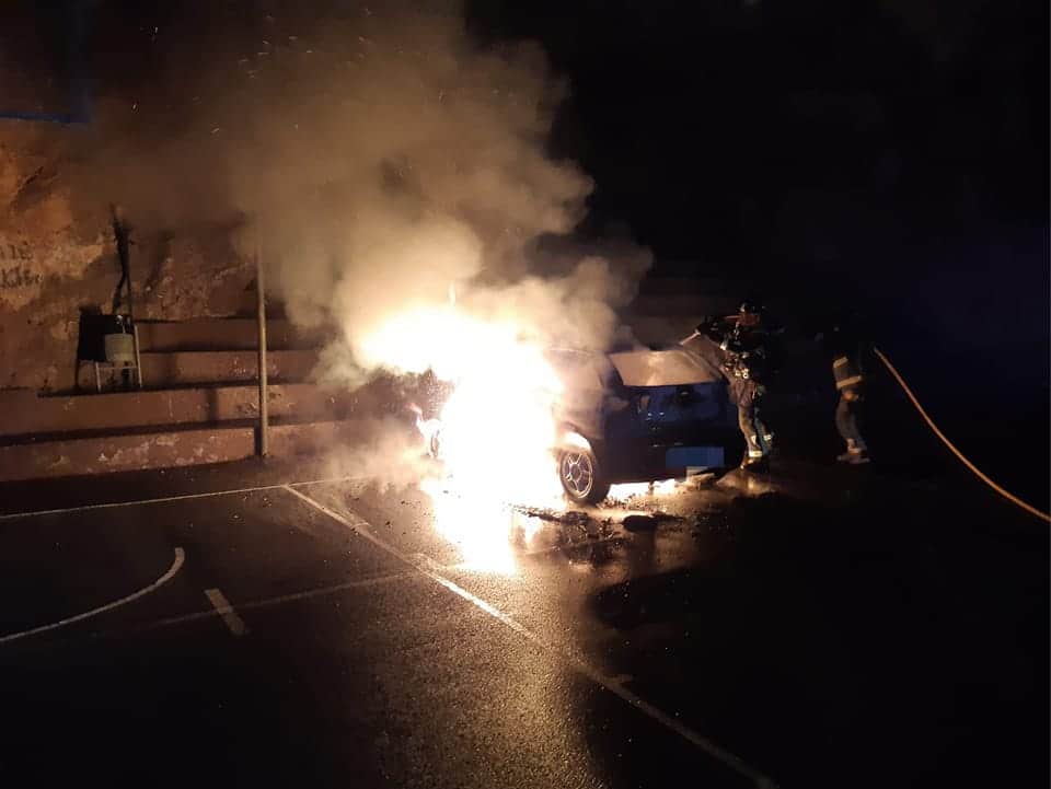 Faena en el sur de Tenerife: sofocan el fuego de un coche y una cocina