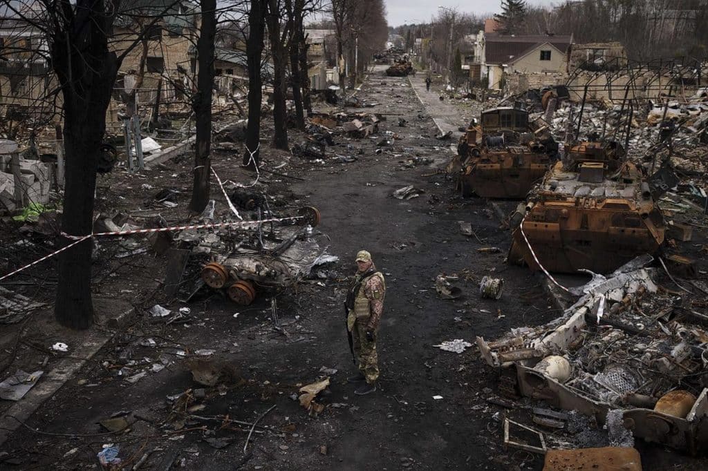 La imagen de la destrucción en las calles de la ciudad ucraniana de Bucha refleja el horror provocado por las tropas rusas durante los doce meses de contienda. Reuters