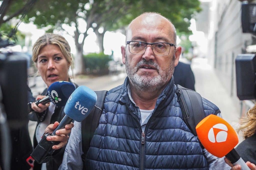 El exdiputado Juan Bernardo Fuentes, ayer, a su salida del juzgado de Santa Cruz. Sergio Méndez