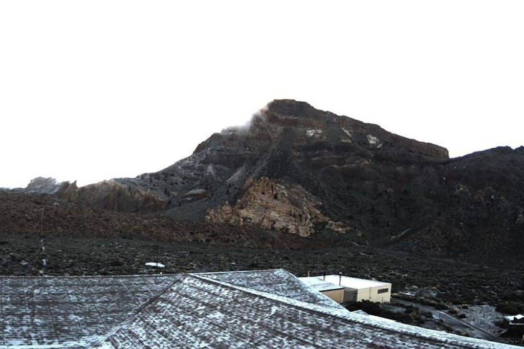"¿Nieve o hielo?": el parador del Teide amanece con una capa blanca