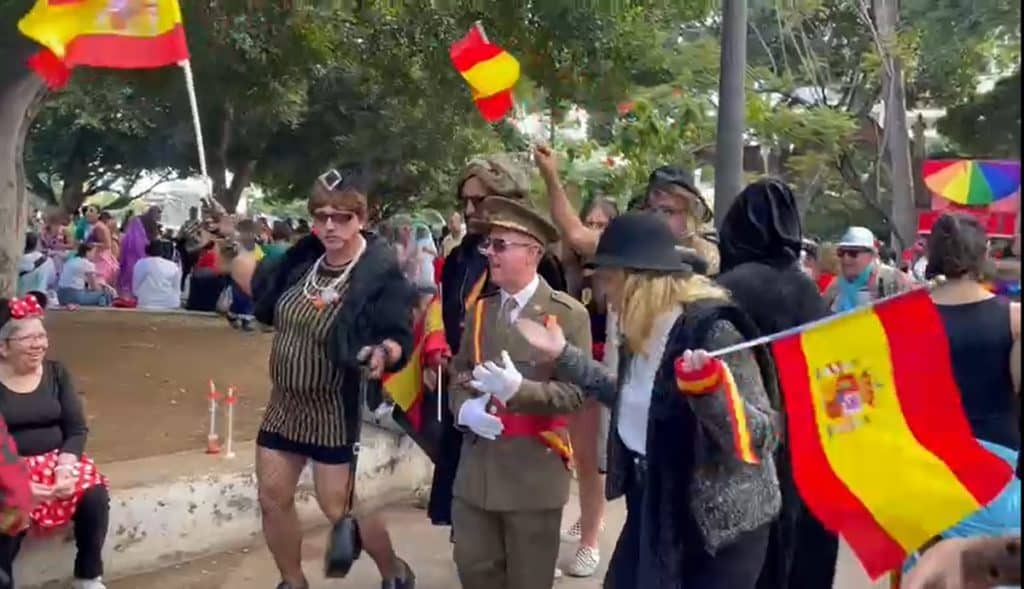 El disfraz más polémico del Carnaval de Santa Cruz: el dictador Francisco Franco desfilando al ritmo de Calle 13