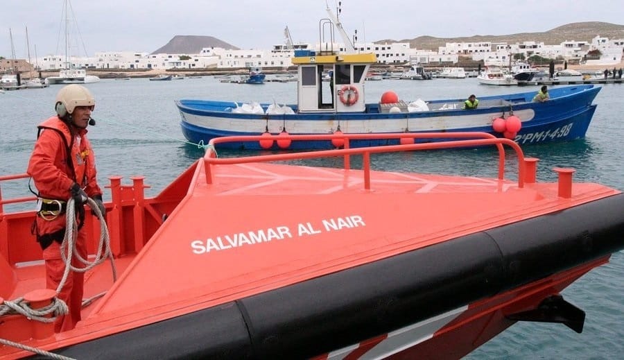 Rescatan una zodiac de camino a Canarias: una de las personas había fallecido