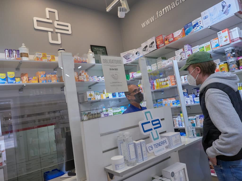 Fin a las mascarillas en centros de salud y farmacias: la eliminación se debatirá este mes