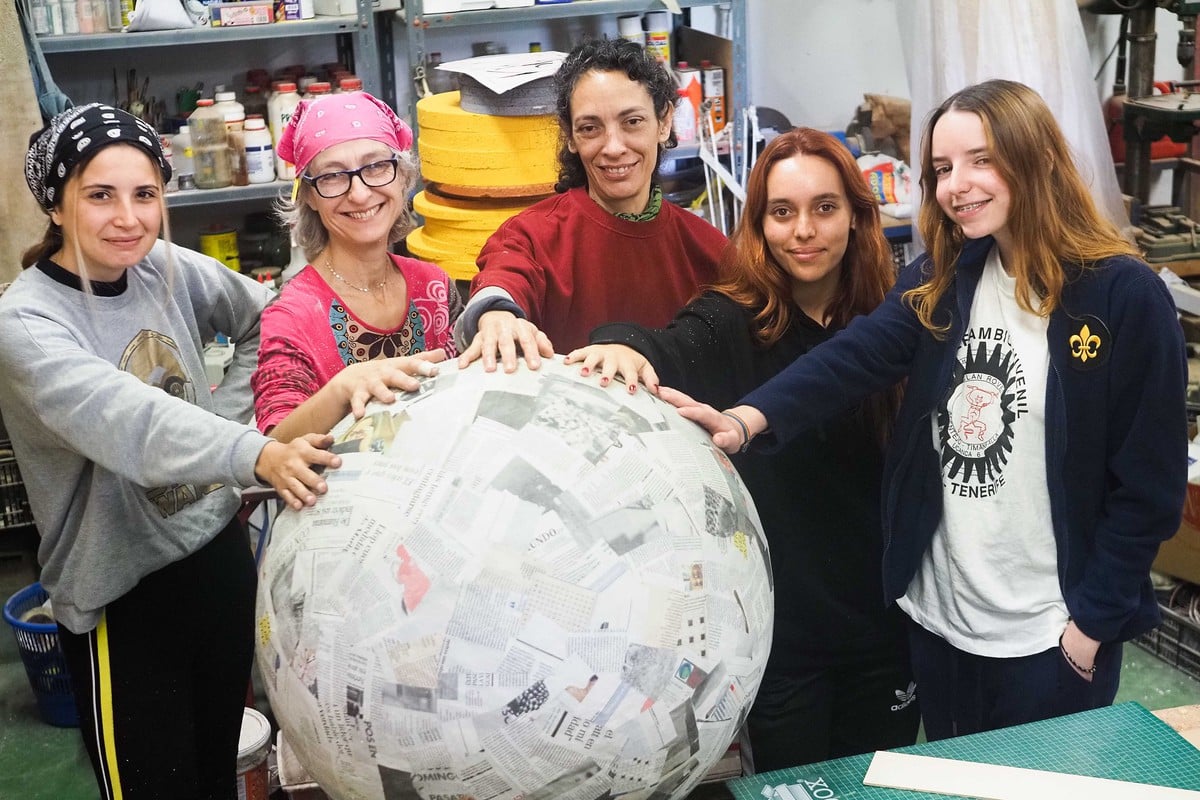 Patricia Vara (2ª i), junto a su equipo de Dos Manos, lleva un mes trabajando en el diseño de la Sardina del Carnaval de Nueva York.