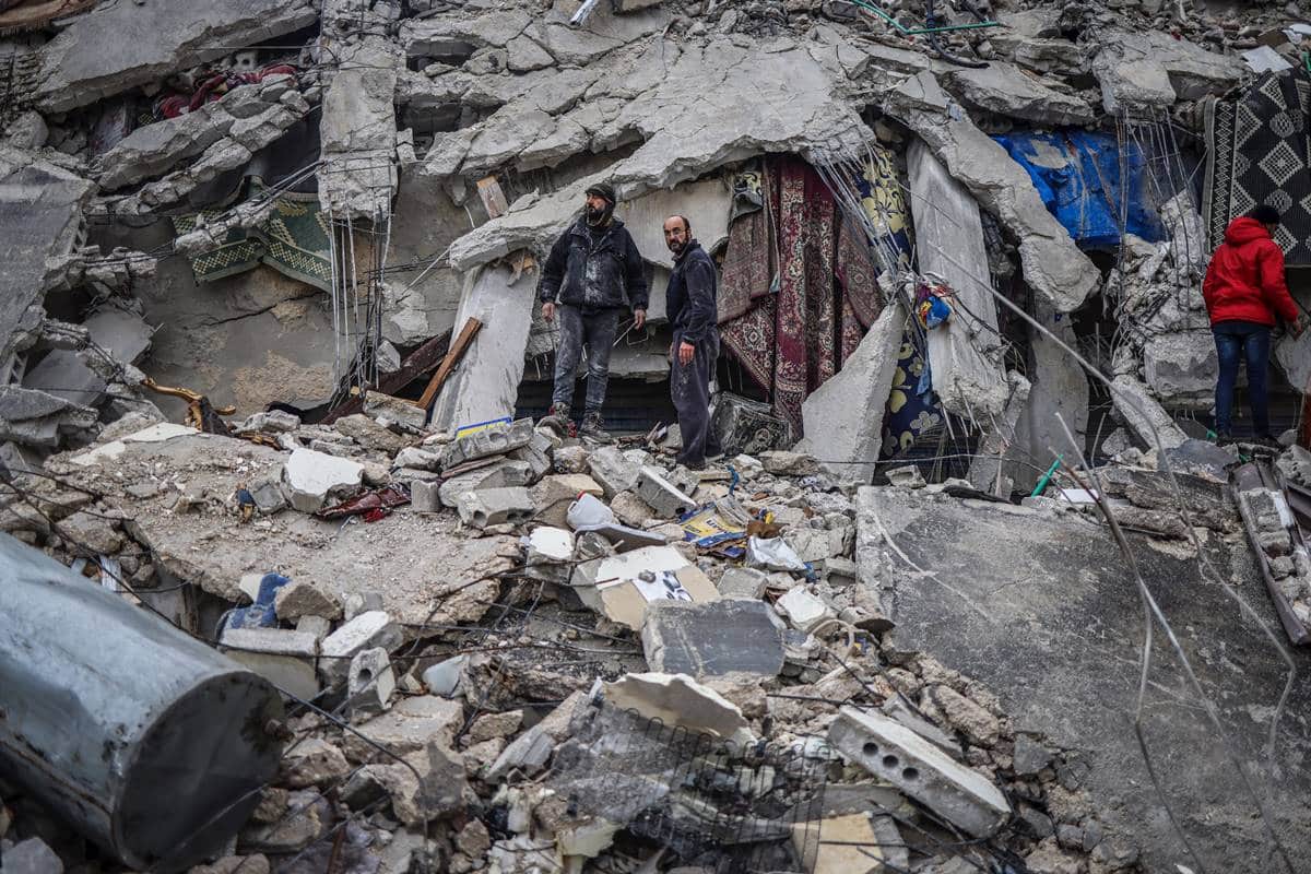 Casi 2.000 fallecidos por el terremoto cerca de la frontera entre Turquía y Siria