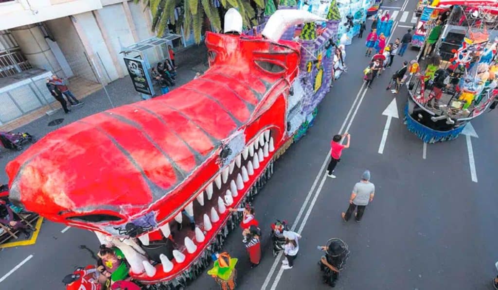 Las carrozas del Carnaval de Santa Cruz saldrán a la misma hora que la Cabalgata, pero desde un lugar diferente