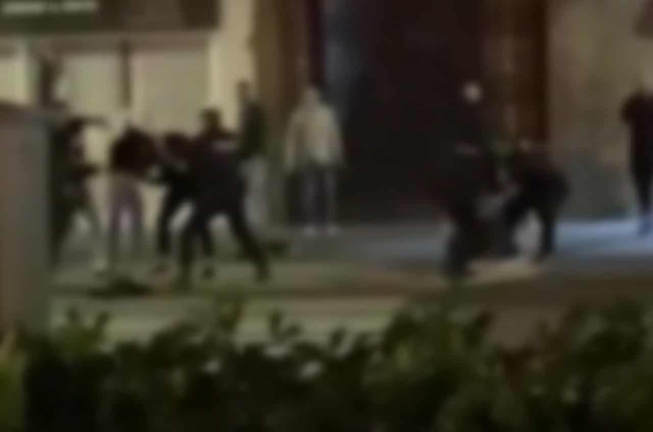 Graban una pelea frente a un popular local de ocio en Santa Cruz: "Le dio un patadón de locos"