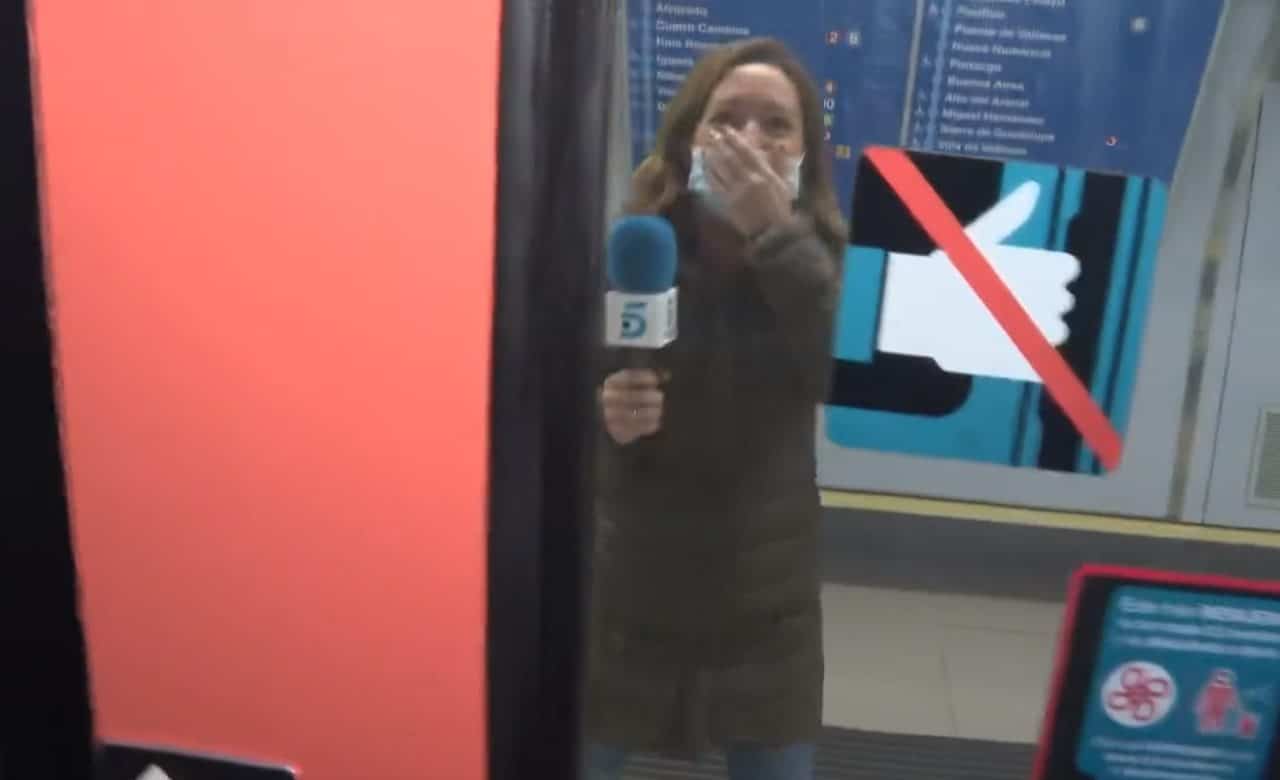"¡Ay!": el gracioso percance de una periodista y un cámara en los informativos de Telecinco
