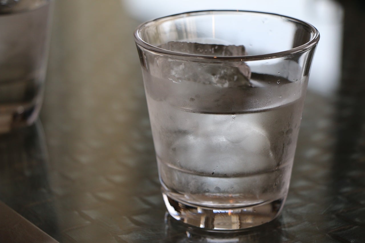 El dueño de un restaurante en España cobra por un vaso de agua del grifo 4,5 euros: "Libre mercado"