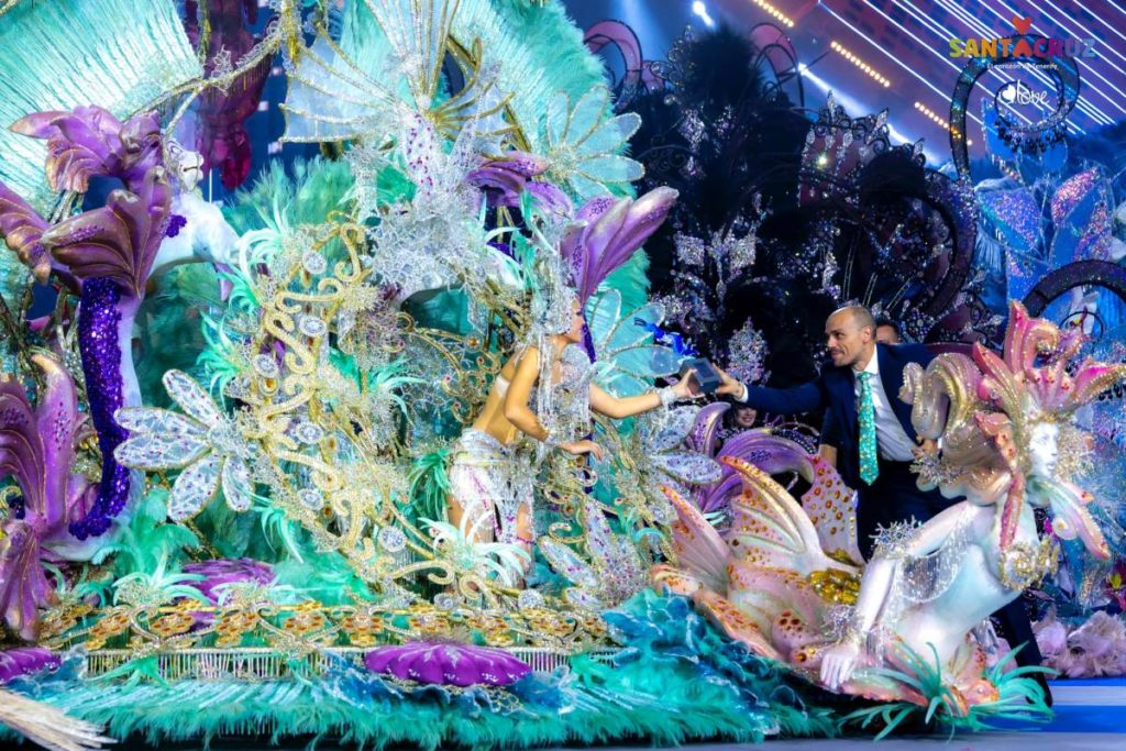 Iberostar viste a la tercera dama de honor del Carnaval de Tenerife con un diseño sostenible de Alfonso Baute