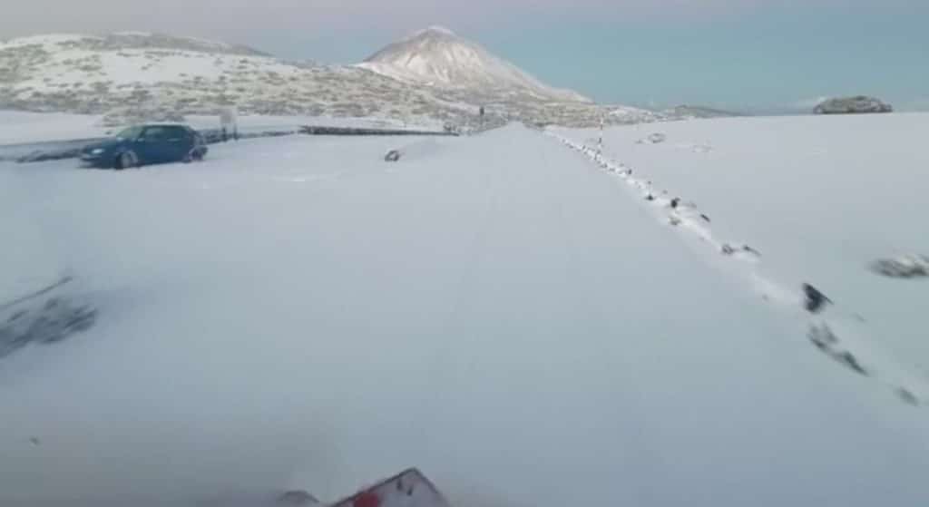 El espectacular vídeo de cómo la nieve cubre una carretera de Tenerife