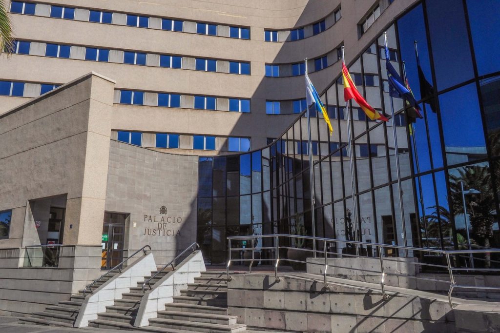 Piden 40 años de cárcel por matar a puñaladas a sus padres en el sur de Tenerife