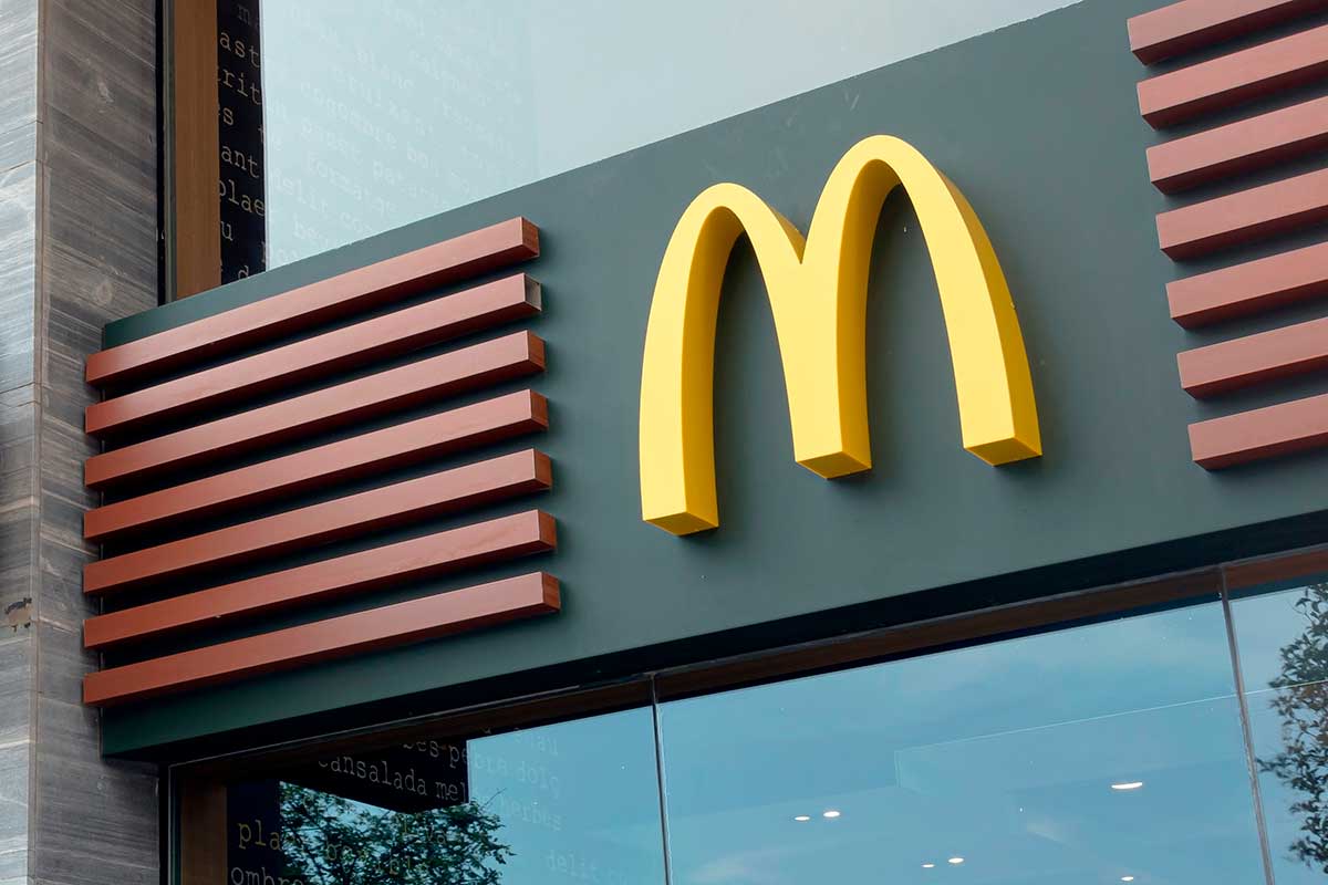 Fachada de un local de McDonald's