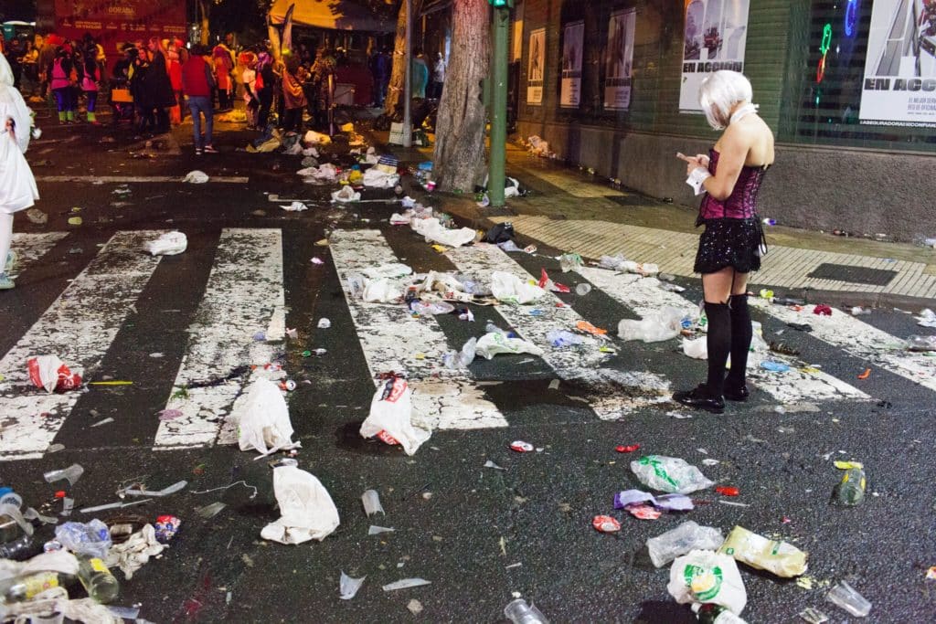 ziREjA vuelve a fotografiar la cara más amarga del Carnaval de Santa Cruz de Tenerife. | ziREjA