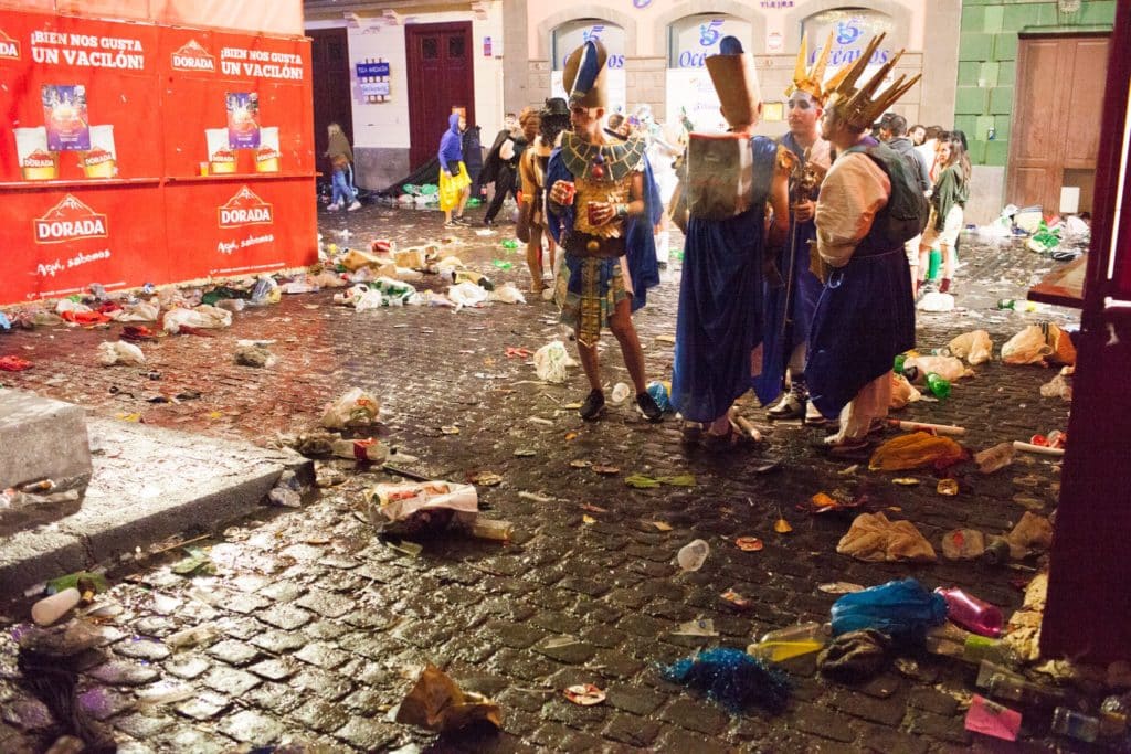 ziREjA vuelve a fotografiar la cara más amarga del Carnaval de Santa Cruz de Tenerife. | ziREjA