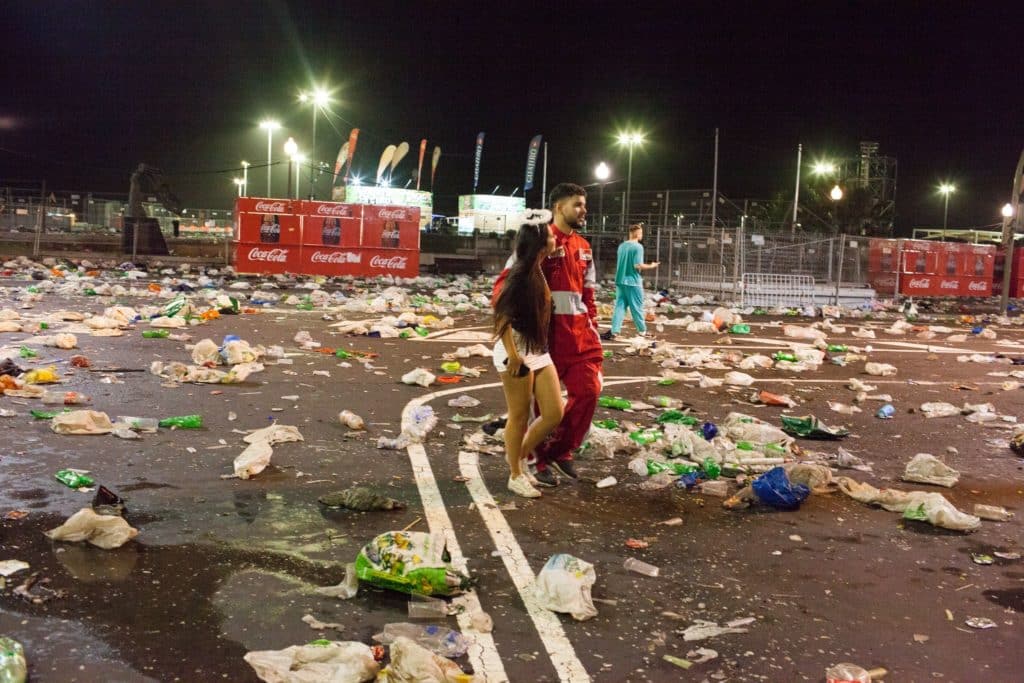 ziREjA vuelve a fotografiar la cara más amarga del Carnaval de Santa Cruz de Tenerife. | ziREjA