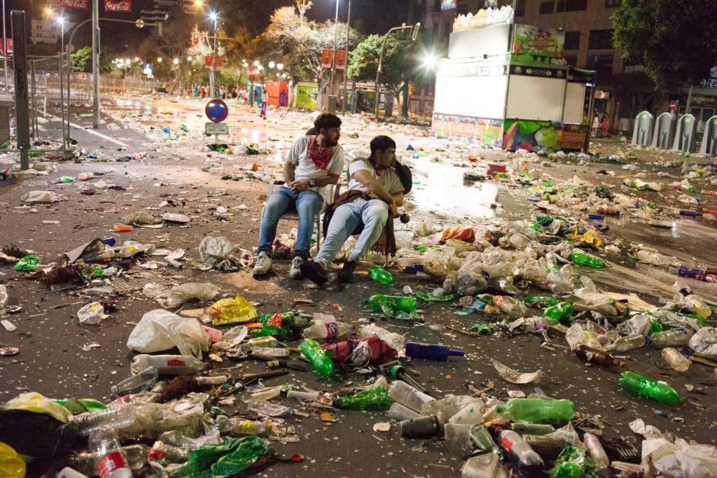 ziREjA vuelve a fotografiar la cara más amarga del Carnaval de Santa Cruz de Tenerife. | ziREjA