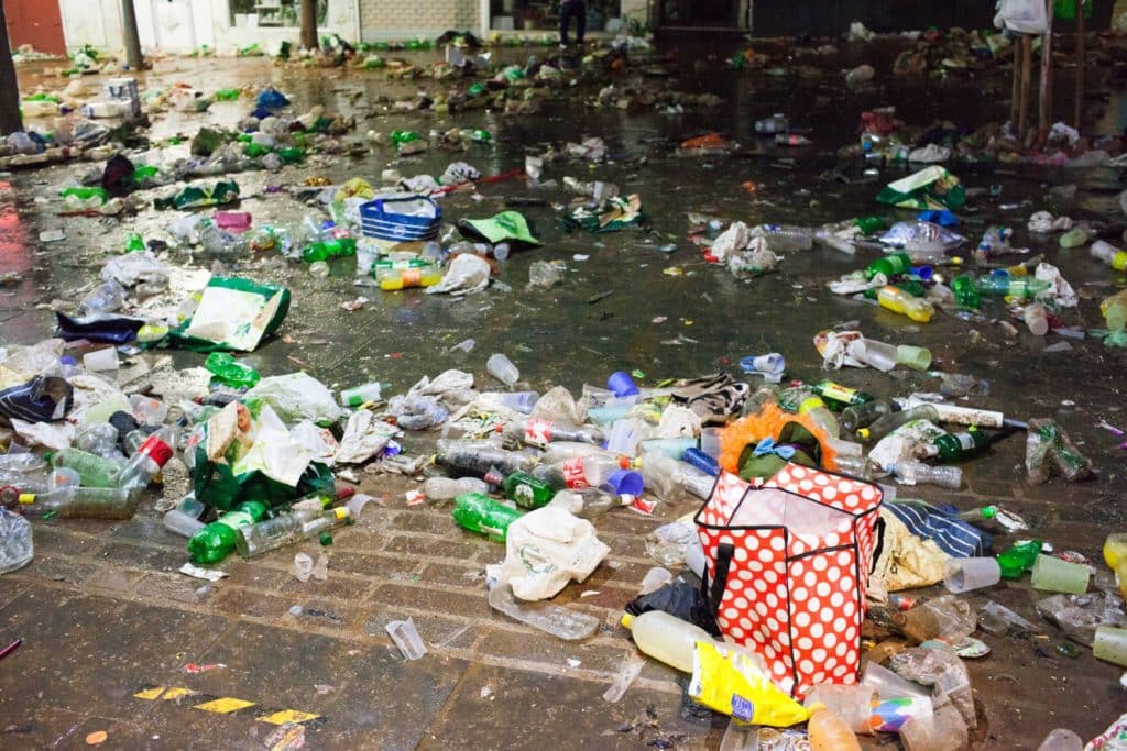 ziREjA vuelve a fotografiar la cara más amarga del Carnaval de Santa Cruz de Tenerife. | ziREjA