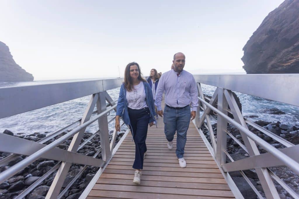 La consejera Isabel García y el alcalde Antonio González Fortes visitaron ayer el embarcadero, que permitirá la salida por mar desde Masca.