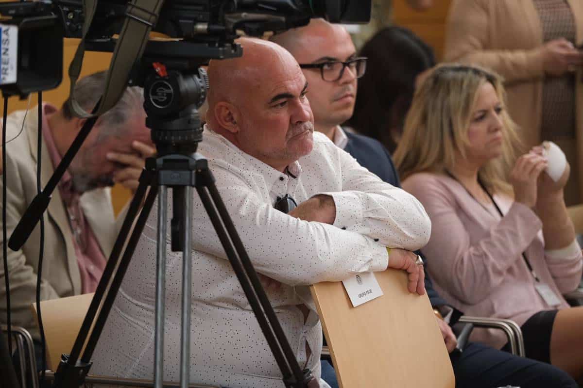 Antonio Navarro, el mediador que da nombre al caso, acude al pleno del Cabildo