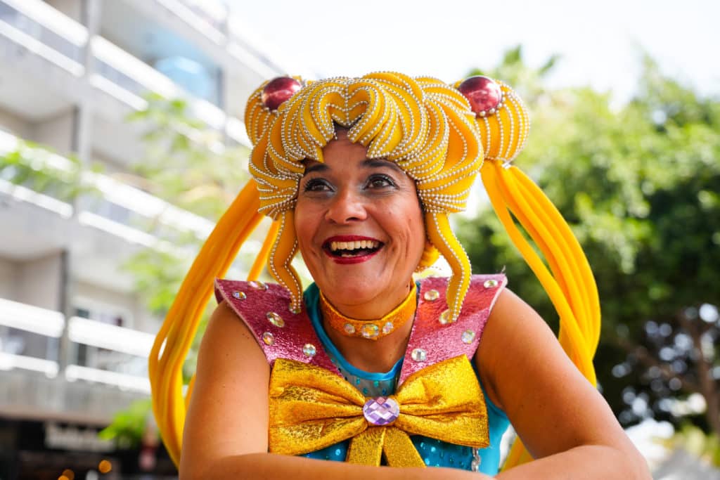 Miles de residentes y turistas llenan de color las calles de Los Cristianos para disfrutar la música del Carnaval de Día