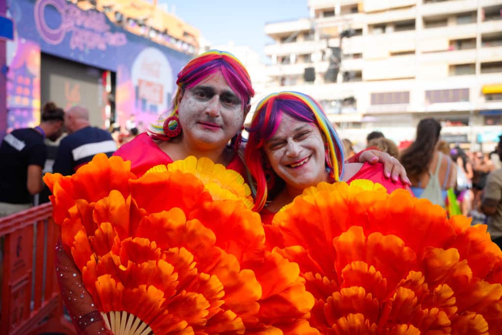 Miles de residentes y turistas llenan de color las calles de Los Cristianos para disfrutar la música del Carnaval de Día