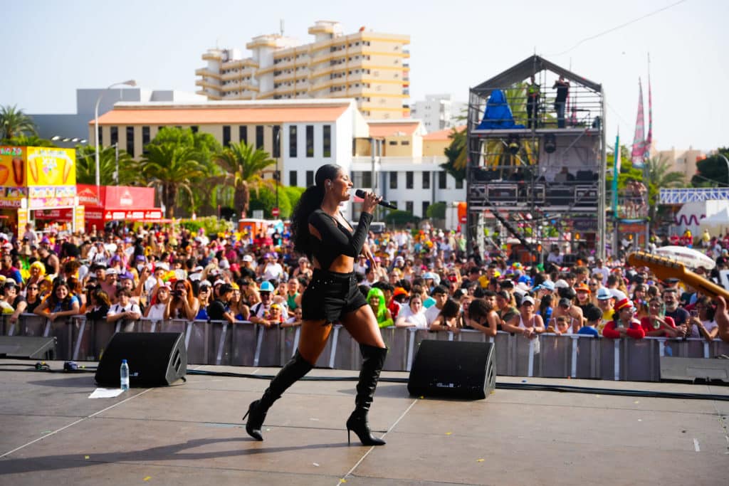Miles de residentes y turistas llenan de color las calles de Los Cristianos para disfrutar la música del Carnaval de Día