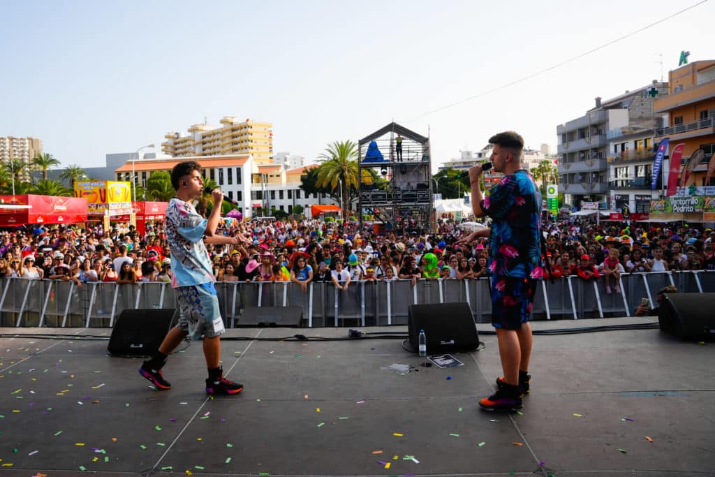 Miles de residentes y turistas llenan de color las calles de Los Cristianos para disfrutar la música del Carnaval de Día