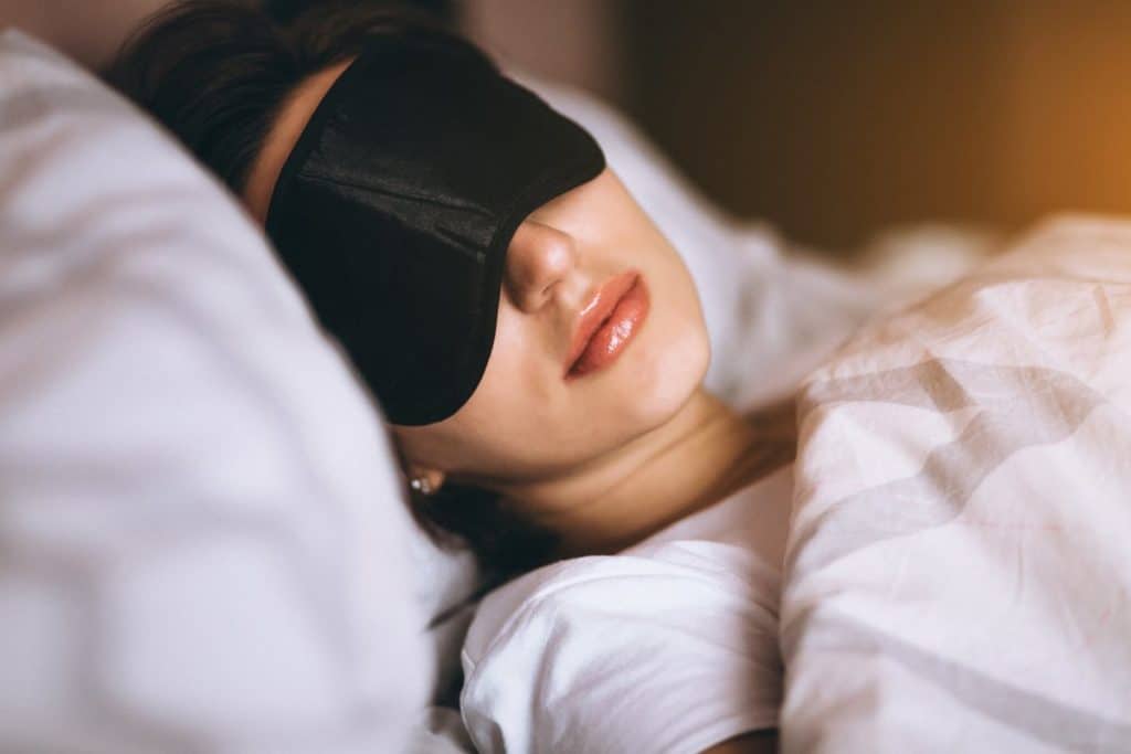 Los sorprendentes beneficios que podría tener dormir con antifaz según la Universidad de Oxford