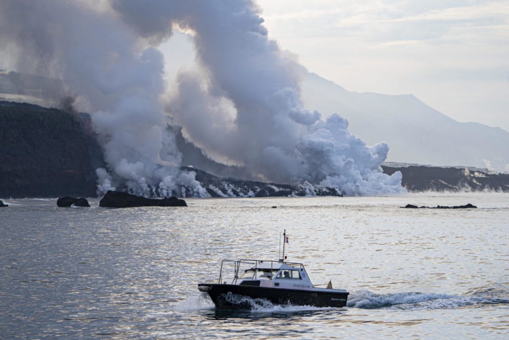 Reducen a 300 metros la prohibición de navegar en el entorno de los nuevos deltas lávicos de La Palma