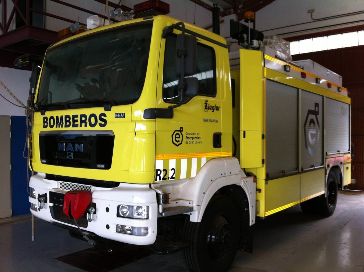 Muere tras incendiarse su coche y salirse de la vía